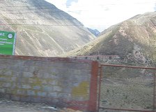 Chicla detr�s de un muro