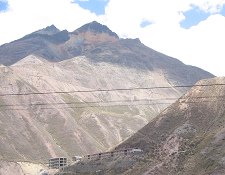 Chicla, cerro en negro y blanco, primer plano
