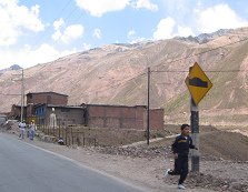 Pueblo de la calle y persona haciendo
                        footing