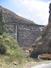 Cami�n con puente del ferrocarril