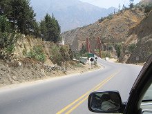 Puente colgante rojo sobre el Rimac cerca de San
            Bartolom� (Puente Habich)