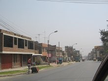 Chosica (03), hilera de casas con
                        transporte de bebidas