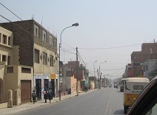 Chosica (04), hilera de casas, alumnas en
                        uniformes