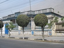 Chosica (05), �rboles de la calle en forma
                        de bolas y una mansi�n azul antes de la ca�da