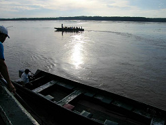 Amazonas-Flussdorf bei Iquitos 02,
                          Ankunft