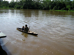Amazonas-Flussdorf bei Iquitos 02, ein
                          Indigena-Mann f�hrt mit einem Kind im Kanu