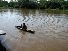 Amazonas-Flussdorf bei Iquitos 02, ein
                          Indigena-Mann fhrt mit einem Kind im Kanu