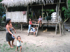Amazonas-Flussdorf 02, Mutter und Kinder
                          bei einem Stelzenhaus