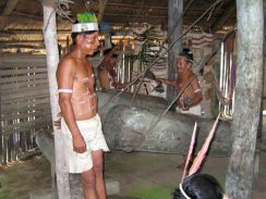 Amazonas-Flussdorf 03 bei Iquitos,
                          Indigena-M�nner bemalen sich