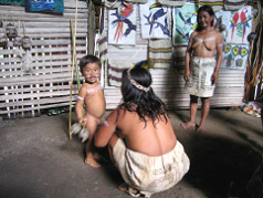 Amazonas-Flussdorf 03 bei Iquitos,
                          Indigena-Frauen mit einem kleinen Bub