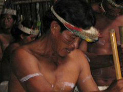 Amazonas-Flussdorf 03 bei Iquitos,
                          Indigena-Mann mit bemaltem Gesicht