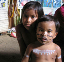 Amazonas-Flussdorf 03 bei Iquitos,
                          bemalte Kinder