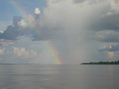 Amazonas-Flusslauf 02, Totale mit Regenbogen