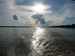 Amazonas-Flusslauf 04, Abend mit Sonne
                          und Wolkenspiel