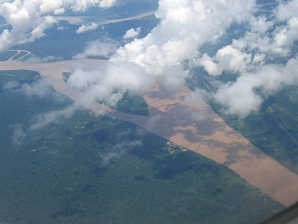 Amazonas-Flusslauf, Luftaufnahme 02 mit
                          einer grossen Insel