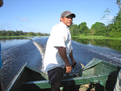 Amazonas-Flusslauf, Seitenarm 03 mit
                          Bootskapitn
