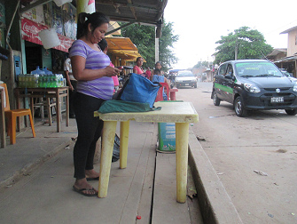 Mujer shipiba con sobrepeso de San Francisco,
              esperando a un colectivo en Yarina