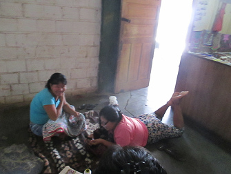 Mujeres shipibas con sobrepeso en el centro
                cultural en Yarina