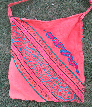 Bolsa roja con 1 anaconda roja con manchas
                        amarillas (casa privada en San Francisco, regi�n
                        de Pucallpa)