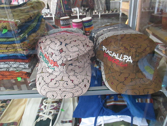 Gorros en la tienda de artesan�a en Yarina con el
                dise�o de la madre del agua, la boa negra