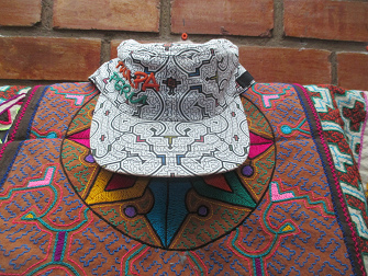 Gorro con el dise�o de la Madre del Agua, la boa
                negra 01