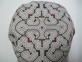 Gorro con el dise�o de la Madre del Agua, la boa
                negra 03