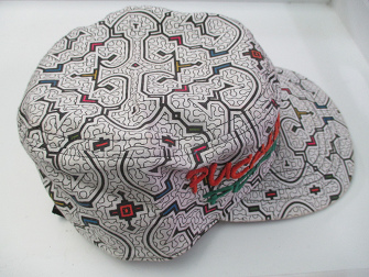 Gorro con el dise�o de la Madre del Agua, la boa
                negra 06, vista lateral 01