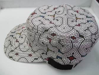 Gorro con el dise�o de la Madre del Agua, la boa
                negra 07, vista lateral 02