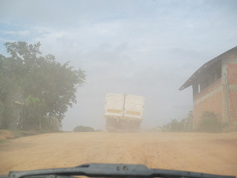 Strasse zwischen Yarina und San Francisco
                        in der Sonne, trocken und staubig