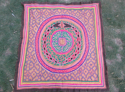 Grosse Stickerei mit 2 Anacondas 01
                        (Privathaus in San Francisco bei Pucallpa)