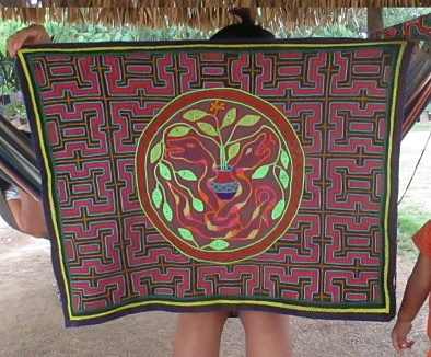 Grosse Stickerei mit 2 Anacondas 04
                        (Privathaus in San Francisco, Region Pucallpa)