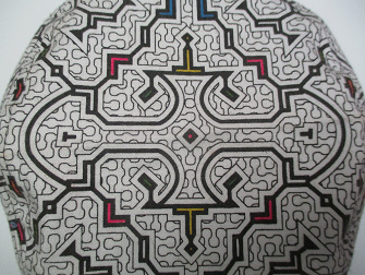 Kappe mit dem Design von Mutter Wasser, die
                schwarze Boa 05, Nahaufnahme