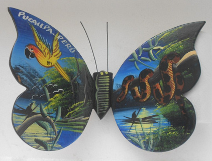 Mariposa grande de madera,
de 25 a 28 cm de envergadura,
pintada a mano por Shipibos de la
región de Pucallpa (Perú), con
motivos loro y serpiente boa Mariposa grande de madera, de
25 a 28 cm de envergadura, pintada
a mano por Shipibos de la región
de Pucallpa (Perú), con motivos
loro y serpiente boa