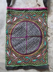 Bolsa peque�a con dise�o bordado del mundo
                      shipibo (colores son de visiones de ayahuasca)