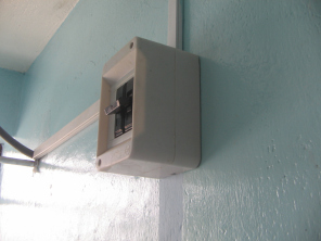 Hostal Arias, interruptor de la ducha
                          "Terma" afuera de la ducha