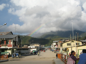 Jir�n Bolognesi visto del Puente Villar
                          con arco iris