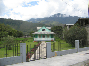 Avenida San Mart�n, casa en azul claro de pastel