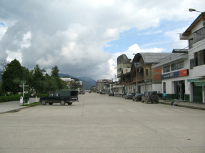 Jir�n Bol�var a la plaza central con el
                          edificio del ex cinema en forma de una nave
                          extraterrestre dentro del techo de arco