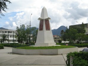 El
                          monumento en el parque, vista tomada de cerca
                          con la placa con colonialistas que est�n
                          talando la selva y hacen la agricultura
                          (izquierda), y con la placa con el franciscano
                          "cristiano" con su terror de Jes�s