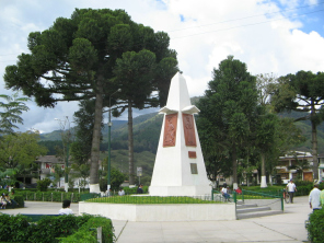 El monumento a la Plaza Central con figuras
                        de �rboles, con placas de Yanesha / Amuesha
                        (izquierda) y con la "santa" Santa
                        Rosa (derecha)
