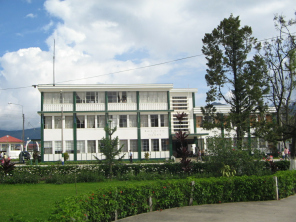 Parque, vista a la municipalidad