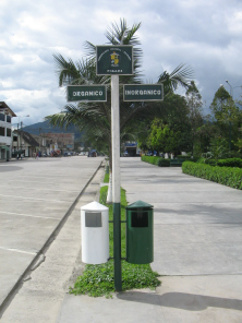 Jir�n Bol�var, Jir�n Bol�var, separaci�n
                          de basura sin dise�os, vista tomado de cerca
                          con las placas "org�nico" y
                          "inorg�nico"