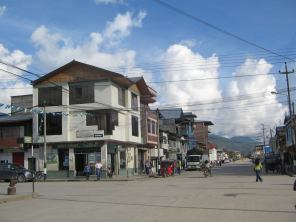 Imagen de la calle al rinc�n Jir�n Bol�var
                        / Jir�n Bolognesi, con una nueva casa de piedra
                        y con la superficie de la calle y aceras en
                        cemento crudo