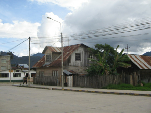 Una
                          casa de front�n vieja en madera al Jir�n
                          Bol�var con una atm�sfera no imitable en
                          marr�n claro.