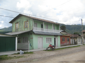 Jir�n Schauz, vieja casa con veranda con
                          atm�sfera no imitable con una moto adelante.
                          Solo falta la renovaci�n.