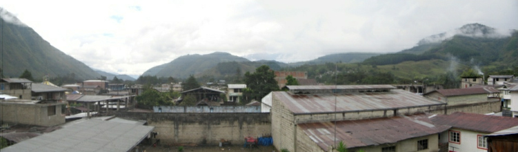 Panorama de las monta�as del norte de Oxapampa
                visto del hostal Arias con un cielo nubloso, las
                monta�as de la selva siempre producen aire fresco y
                sano