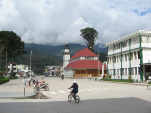 Jir�n Grau, municipalidad con la iglesia racista
                "cristiana" con su biblia racista al fondo