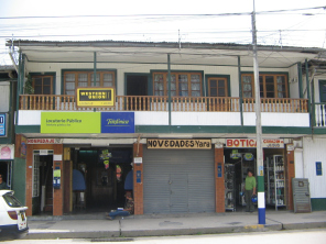 Hospedaje Isolina y Western Union (tel.
                        063-46 20 34) al Jir�n Bolognesi frente al
                        parque de la Plaza Central, vista frontal