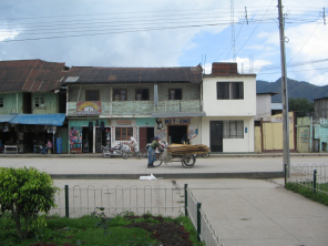 Una casa con veranda del tiempo fundador
                        "cristiano" en verde pastel al Jir�n
                        Bolognesi. Casas en madera as� en el estilo de
                        los Alpes son t�picos para Oxapampa.