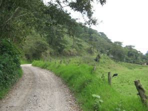 Feldweg bergauf, mit Motorrad